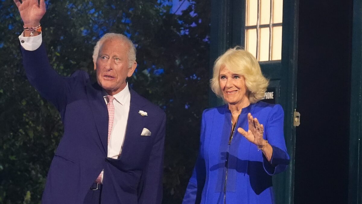 Rei Charles e Rainha Camilla chegam à abertura dos Jogos da Commonwealth na TARDIS