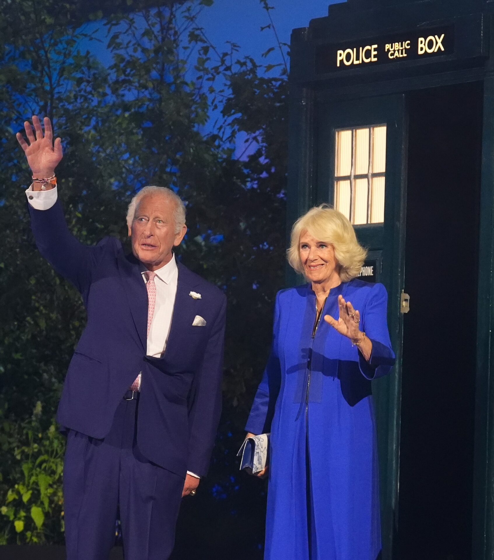 Rei Charles e Rainha Camilla chegam à abertura dos Jogos da Commonwealth na TARDIS