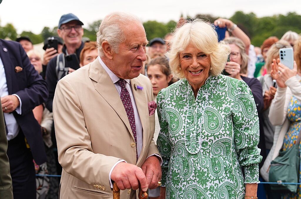 Rei Charles e rainha Camilla inauguram Exposição de Flores em Sandringham