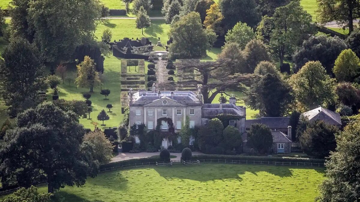 Rei Charles reencontra Harry, Meghan e filhos em Highgrove após quatro anos
