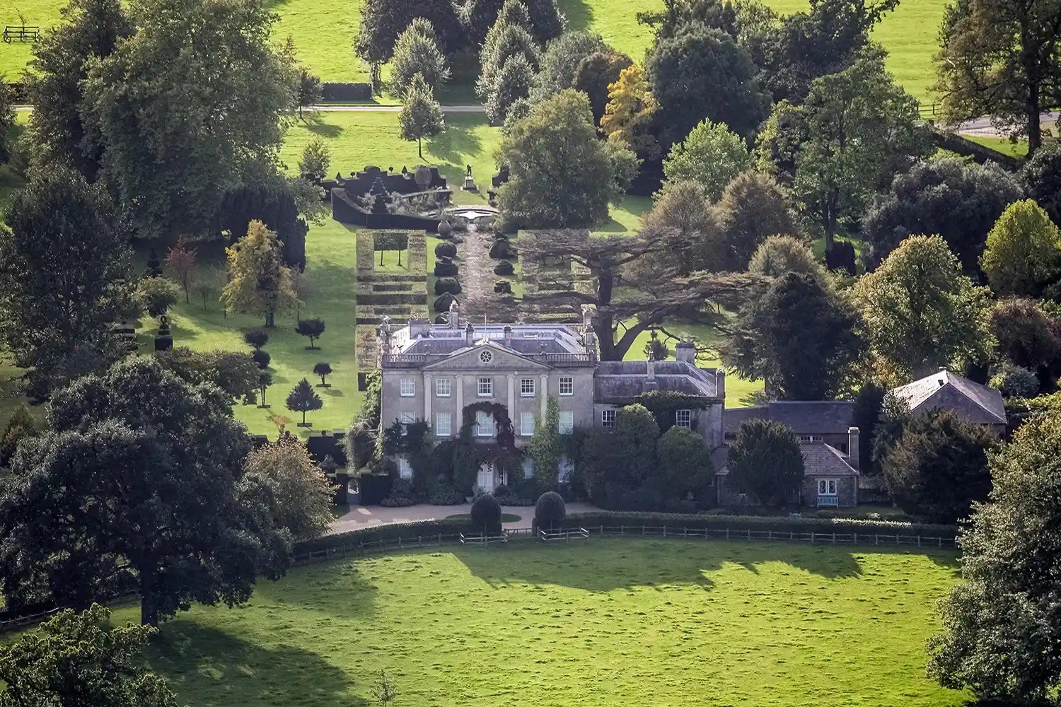 Rei Charles reencontra Harry, Meghan e filhos em Highgrove após quatro anos