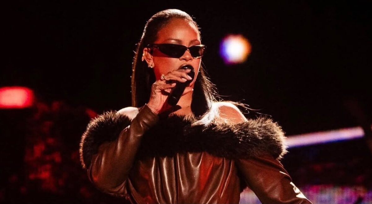 Rihanna brilha em look exclusivo da Saint Laurent em retorno aos palcos com Jay-Z