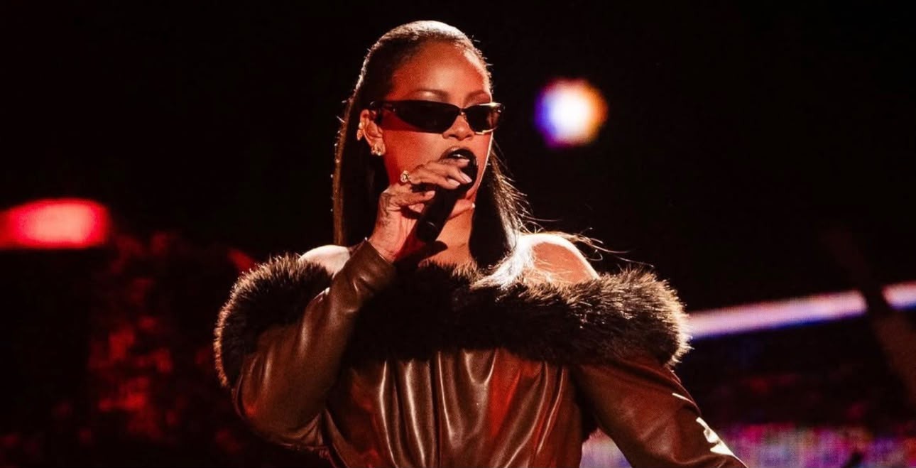 Rihanna brilha em look exclusivo da Saint Laurent em retorno aos palcos com Jay-Z