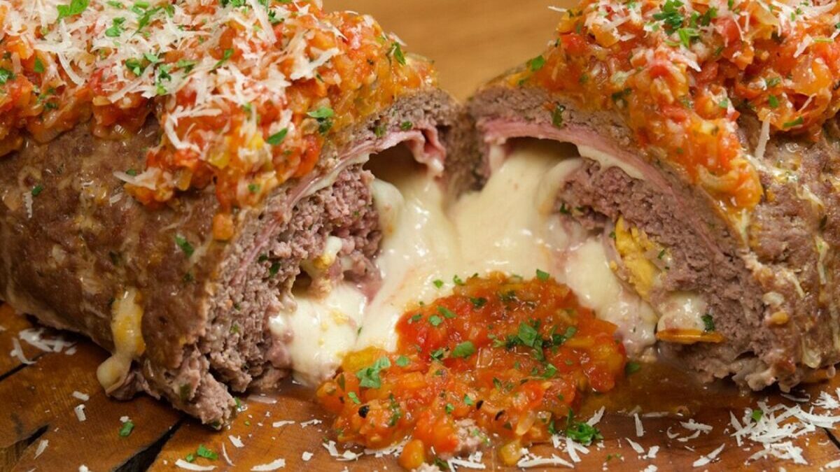 Rocambole de carne moída com queijo e presunto promete elogios na mesa