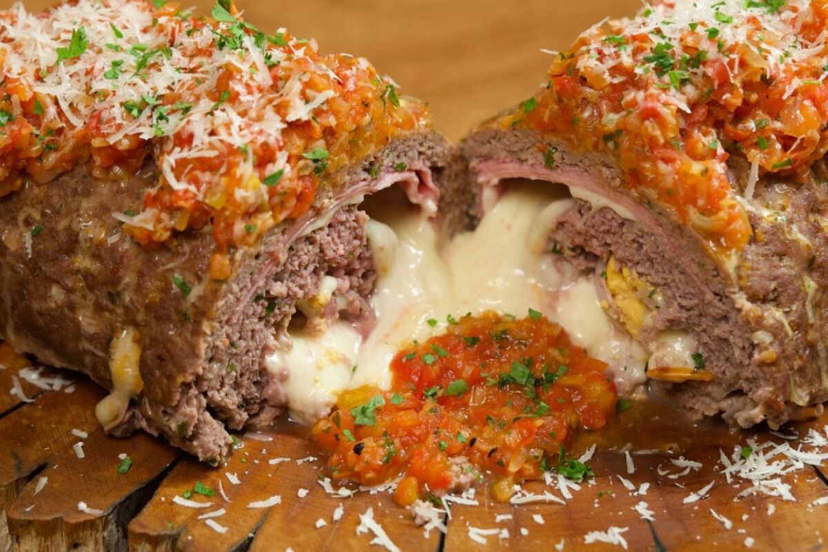 Rocambole de carne moída com queijo e presunto promete elogios na mesa