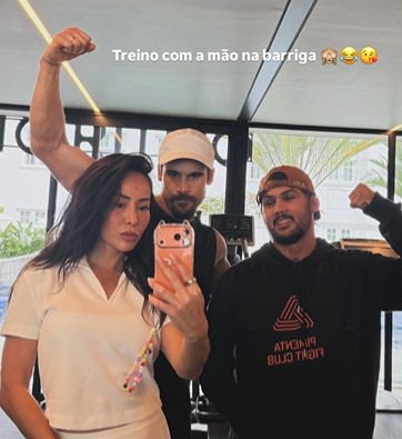Sabrina Sato exibe barriguinha de grávida durante aula de boxe com Nicolas Prattes