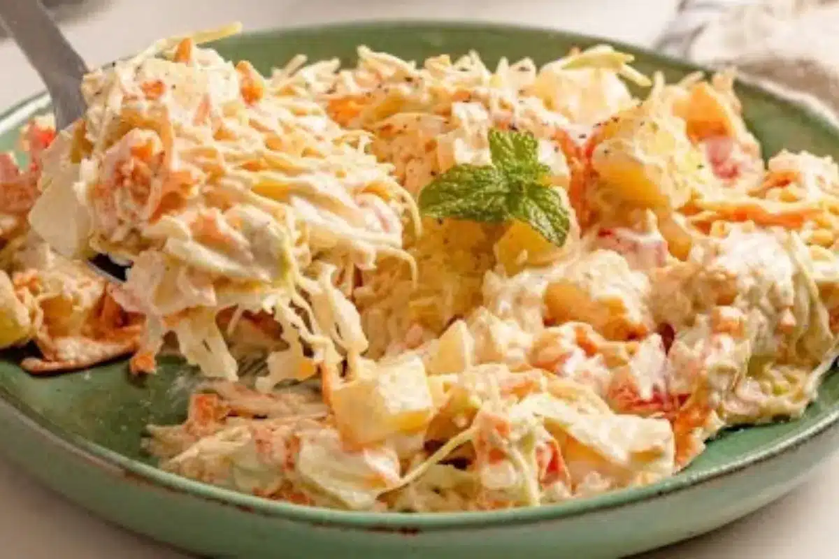 Salada detox de repolho e cenoura promete desinchar e ajudar na perda de peso
