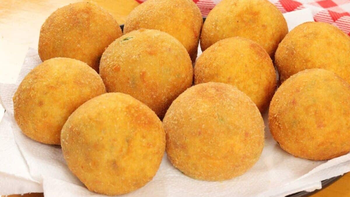 Salgado de arroz amanhecido com queijo derretido: uma receita econômica e irresistível