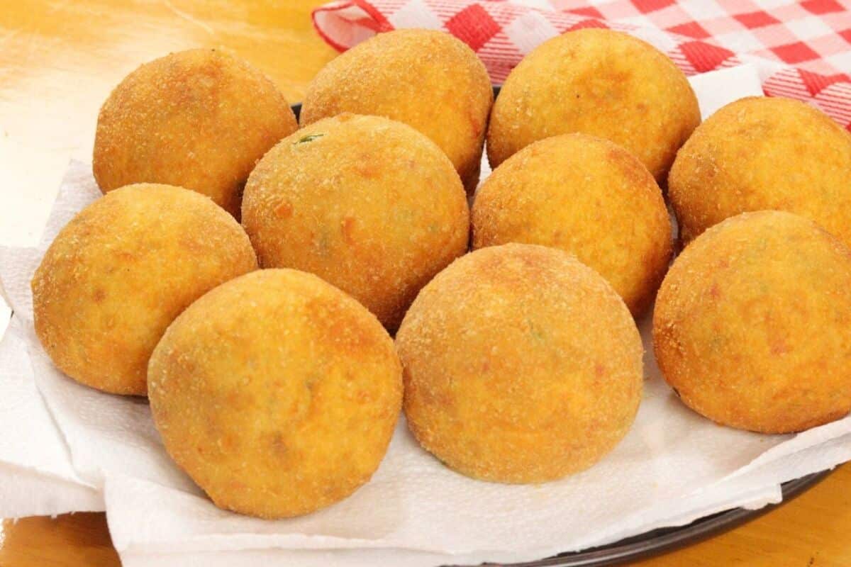 Salgado de arroz amanhecido com queijo derretido: uma receita econômica e irresistível