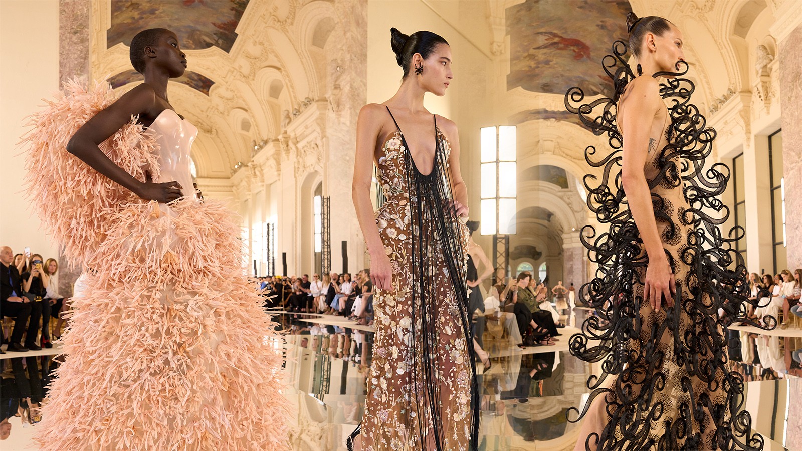 Schiaparelli apresenta "O Abismo": coleção de inverno 2026 desafia limites da alta-costura.