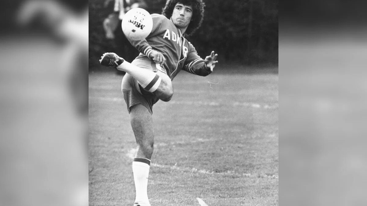 Seleção inglesa presta homenagem a Kevin Keegan, ídolo do Liverpool, aos 75 anos