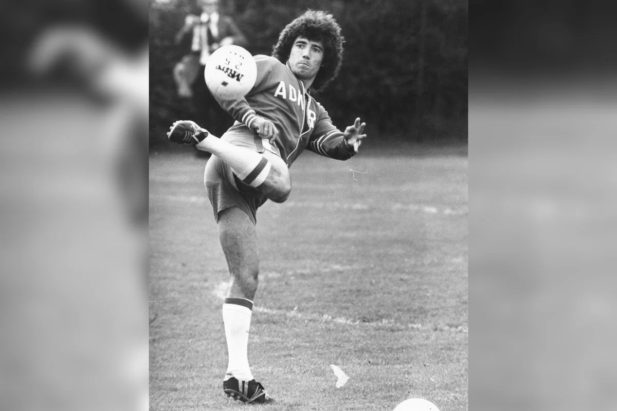 Seleção inglesa presta homenagem a Kevin Keegan, ídolo do Liverpool, aos 75 anos