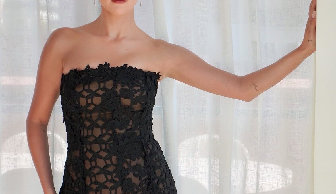 Selena Gomez brilha em Nova York com look preto e joias de designer brasileiro