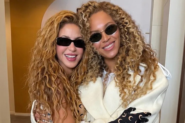 Shakira e Beyoncé brilham com cachos naturais em reencontro na final da Copa