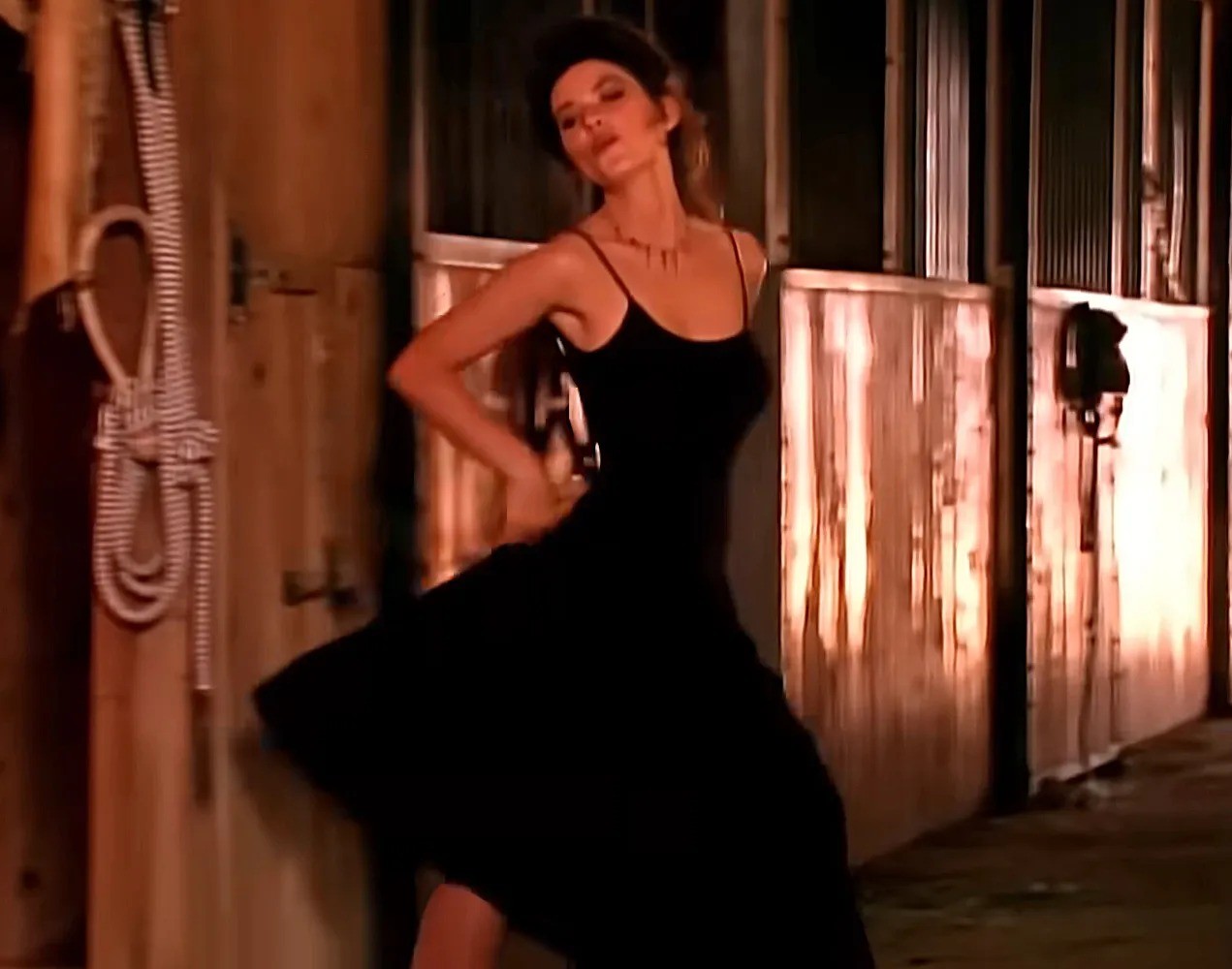 Shania Twain relembra visual ousado dos anos 90 e fase sem sutiã em entrevista
