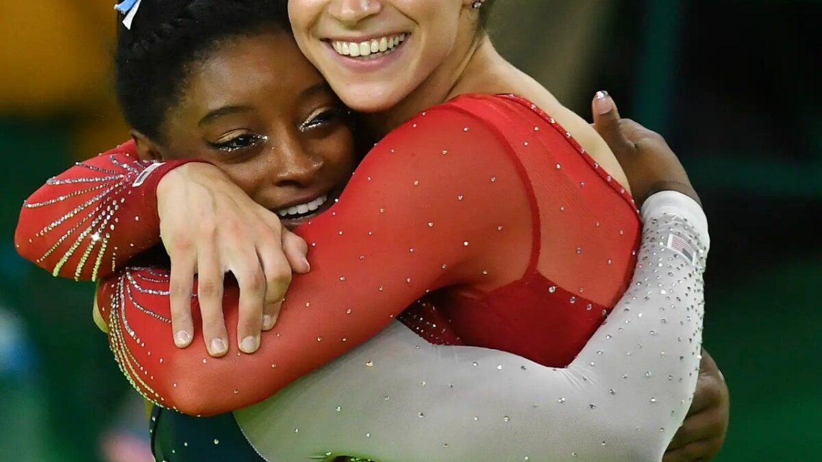 Simone Biles relembra promessa de luxo e presenteia-se com bolsa da Celine