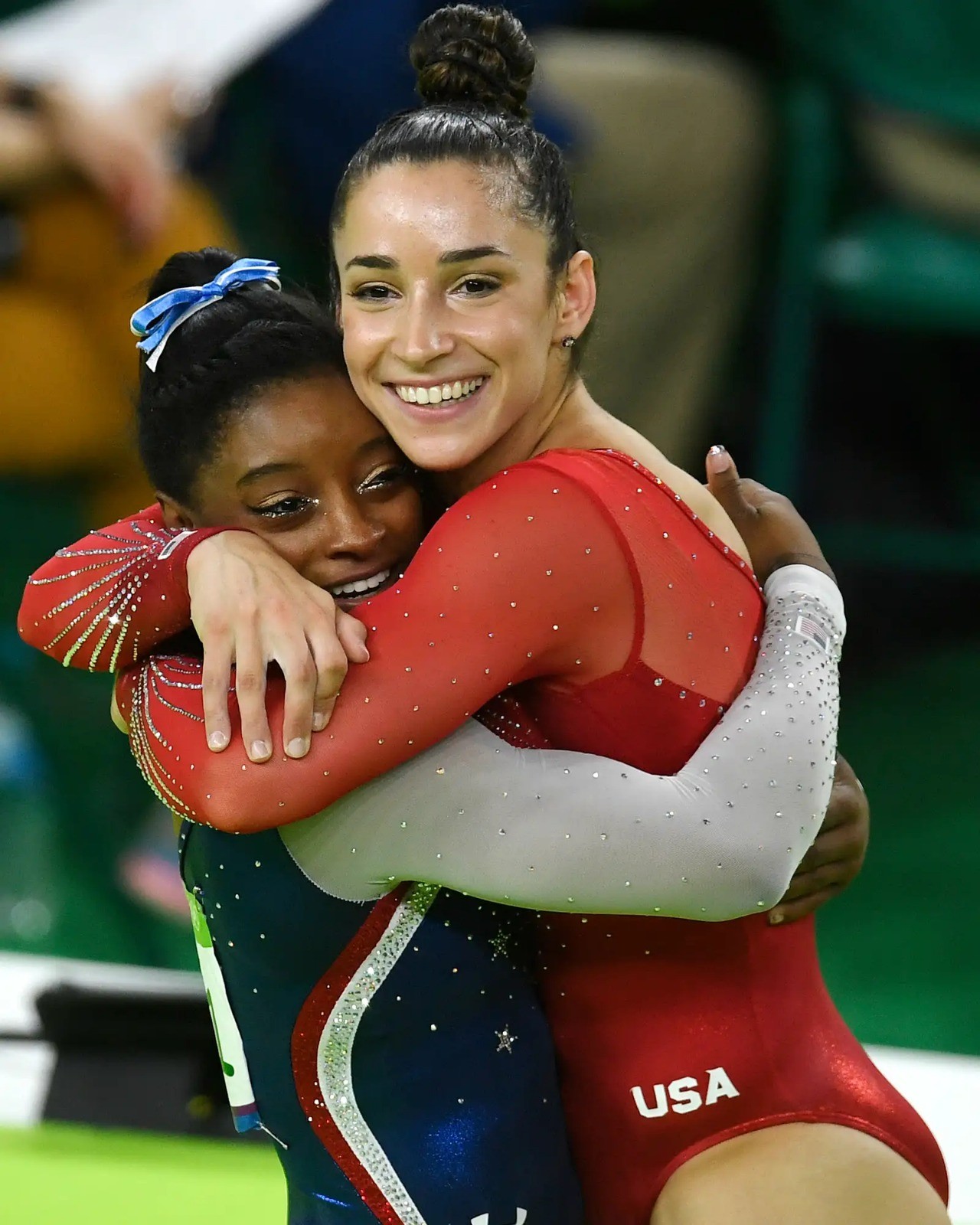 Simone Biles relembra promessa de luxo e presenteia-se com bolsa da Celine
