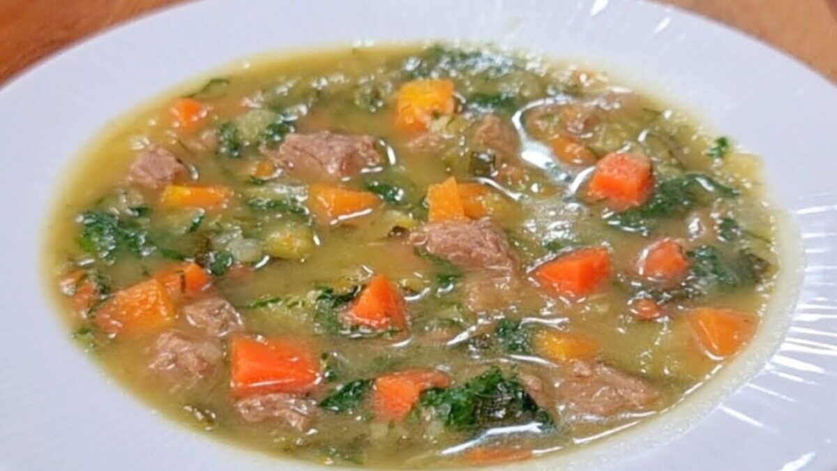 Sopa detox nutritiva promete desinchar e enriquecer sua rotina alimentar