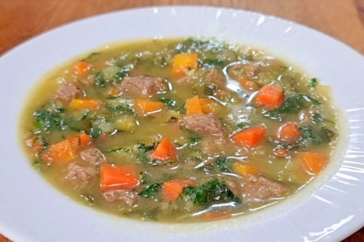 Sopa detox nutritiva promete desinchar e enriquecer sua rotina alimentar