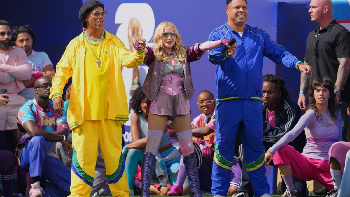 Stylist brasileiro assina figurino de Ronaldo em show com Madonna e Ronaldinho Gaúcho
