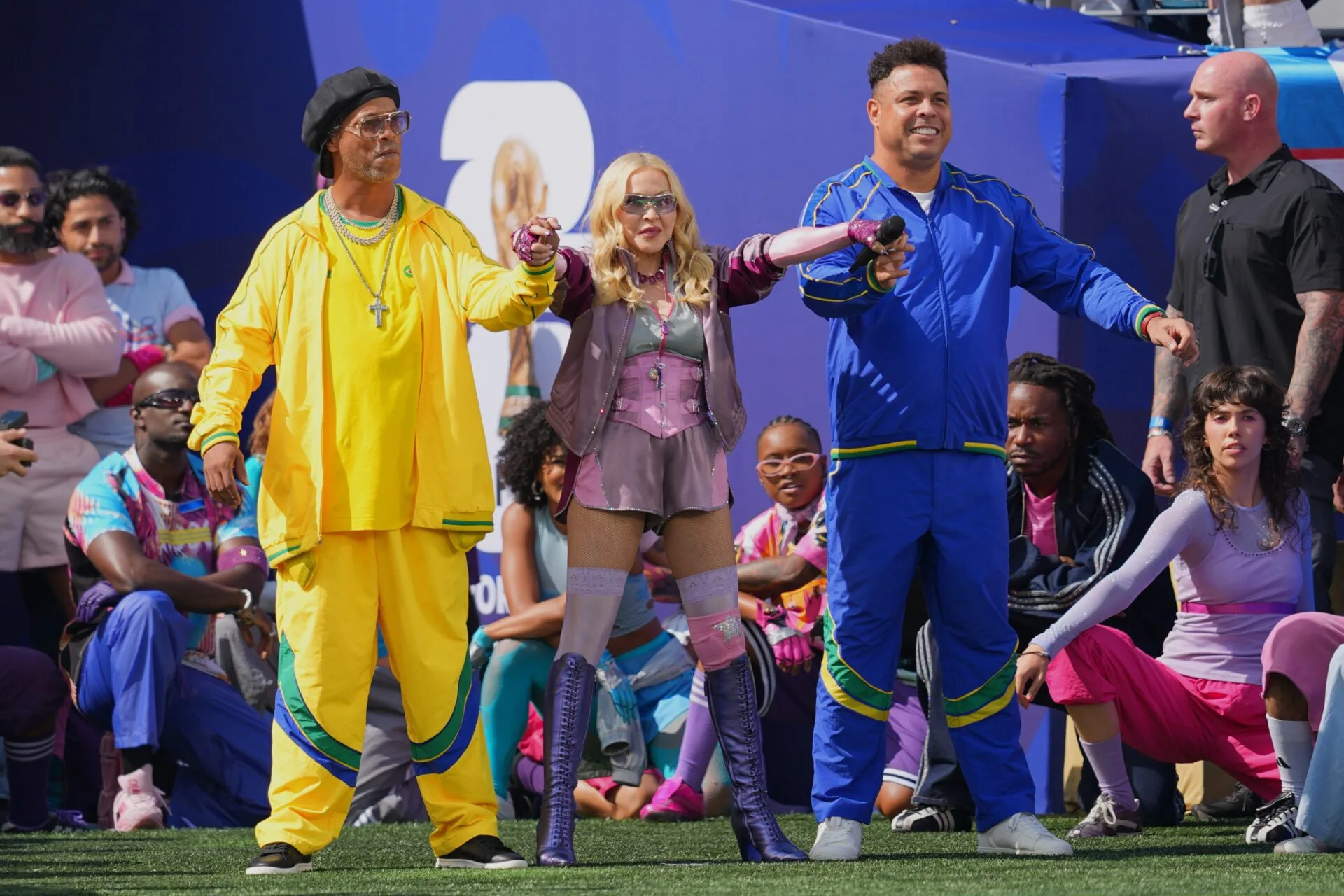 Stylist brasileiro assina figurino de Ronaldo em show com Madonna e Ronaldinho Gaúcho