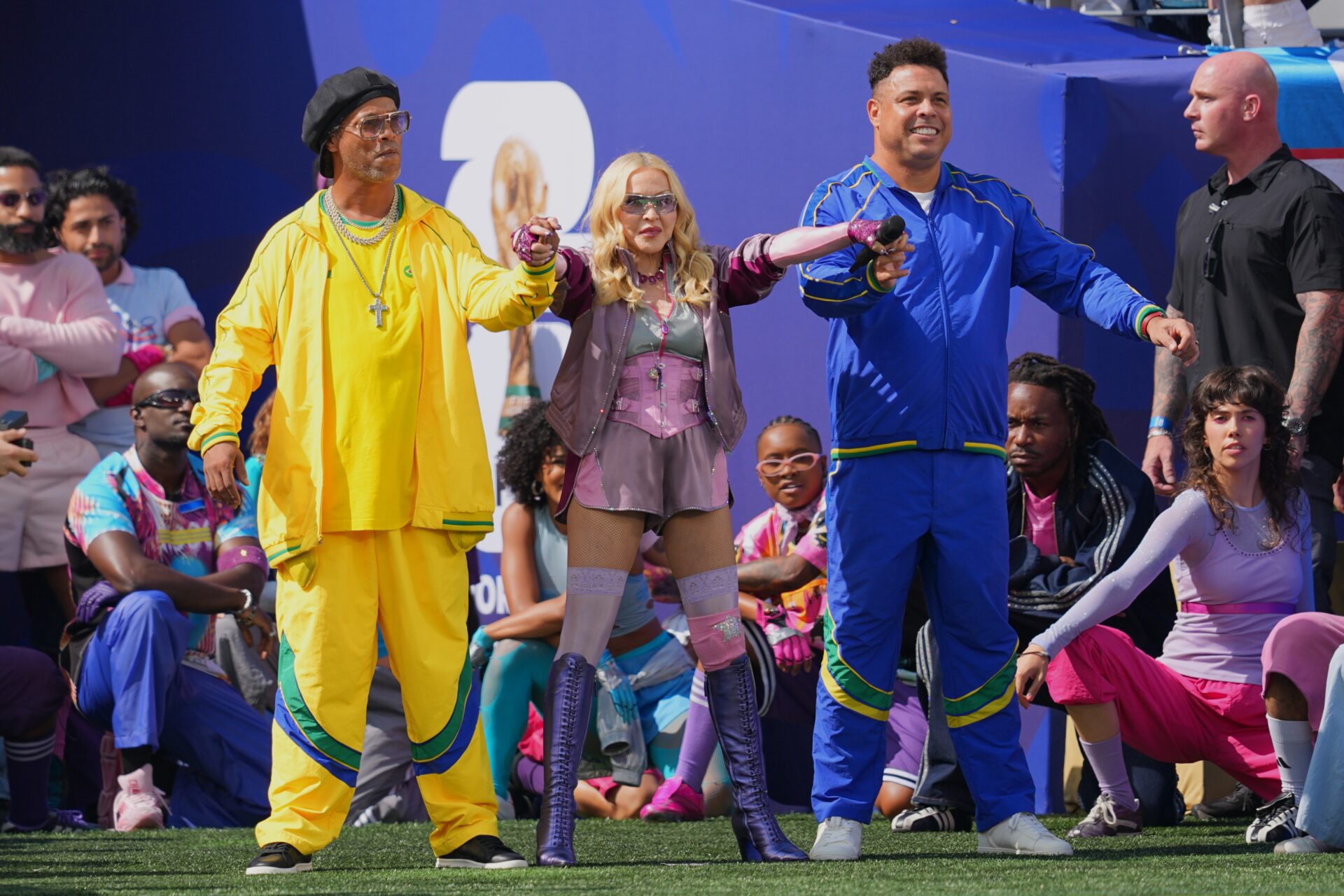 Stylist brasileiro assina figurino de Ronaldo em show com Madonna e Ronaldinho Gaúcho