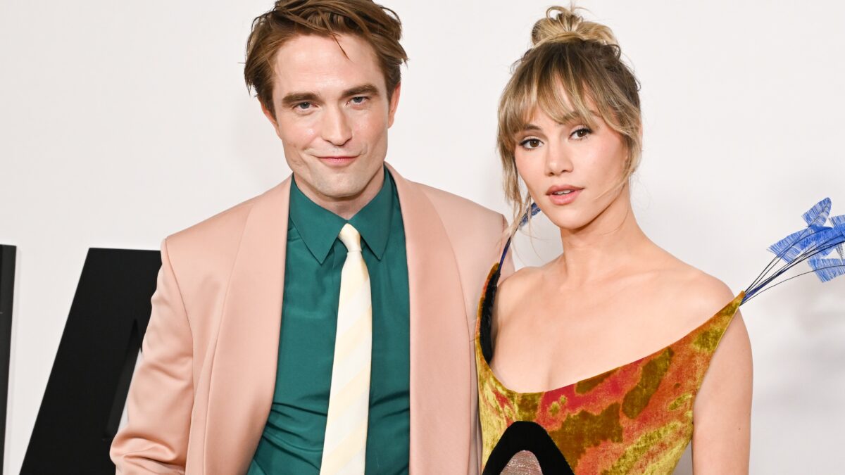 Suki Waterhouse compõe música sobre distância inspirada em Robert Pattinson