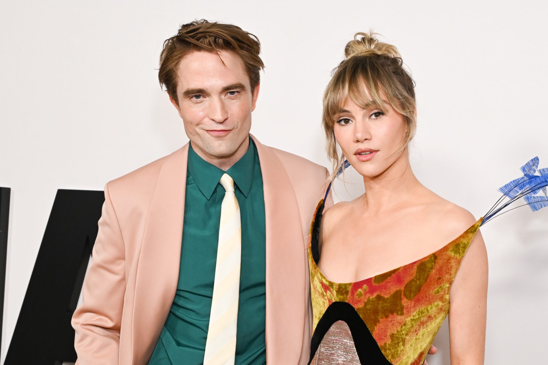 Suki Waterhouse compõe música sobre distância inspirada em Robert Pattinson