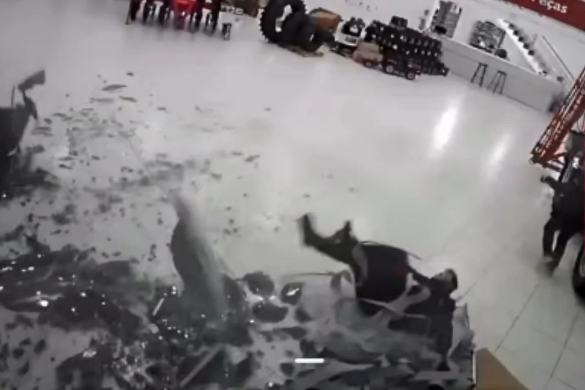 Temporal em Frederico Westphalen quebra vitrine de loja e atinge funcionário sem ferimentos.