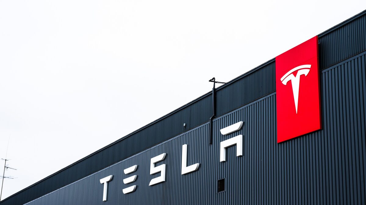Tesla desenvolve veículo autônomo acessível para cadeirantes no Texas