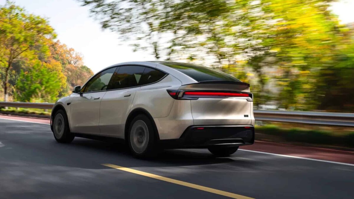 Tesla lança Model Y L nos EUA com três fileiras e preço a partir de US$ 61.990