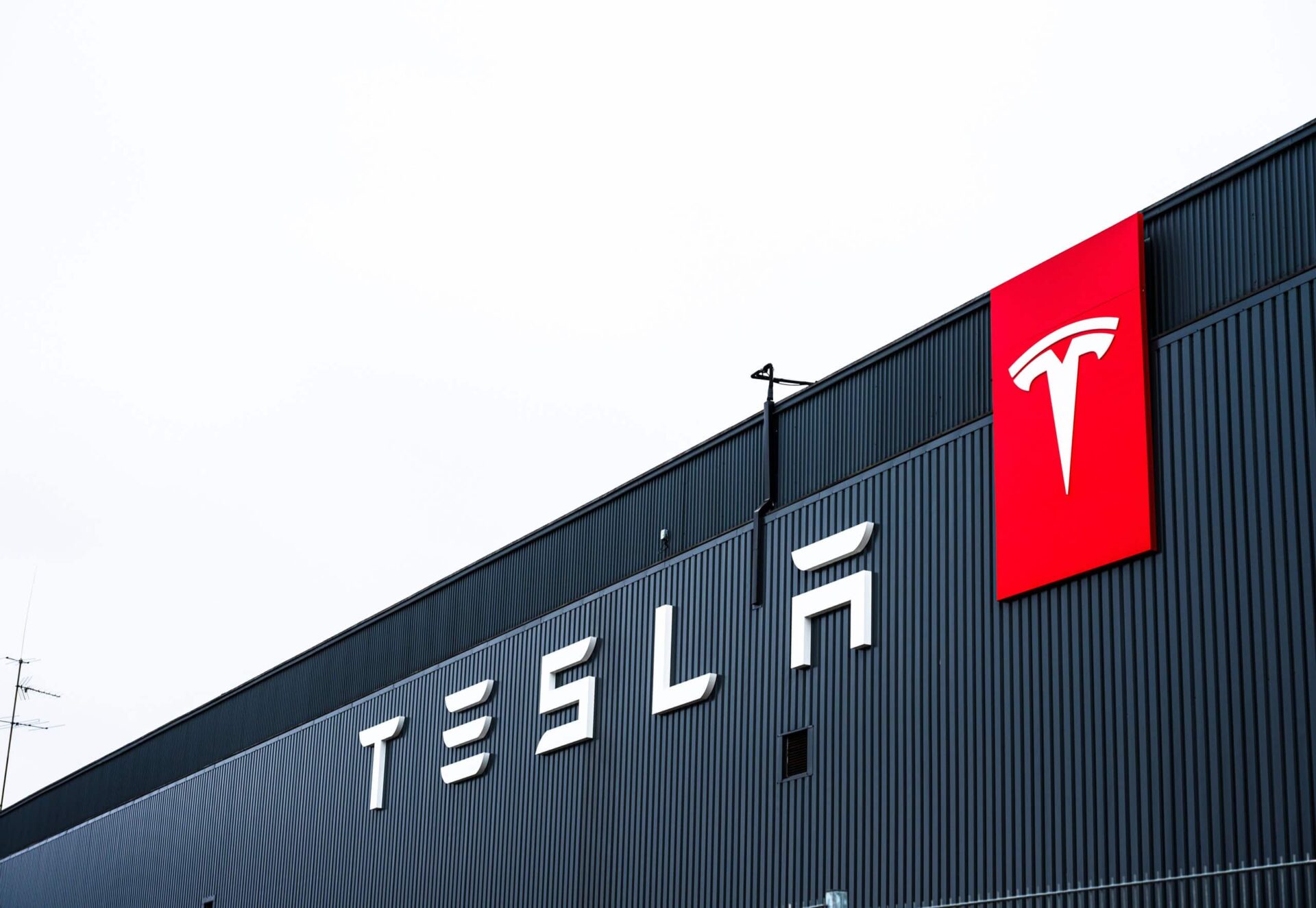 Tesla reduz expectativas para robotáxis e enfrenta desafios em expansão