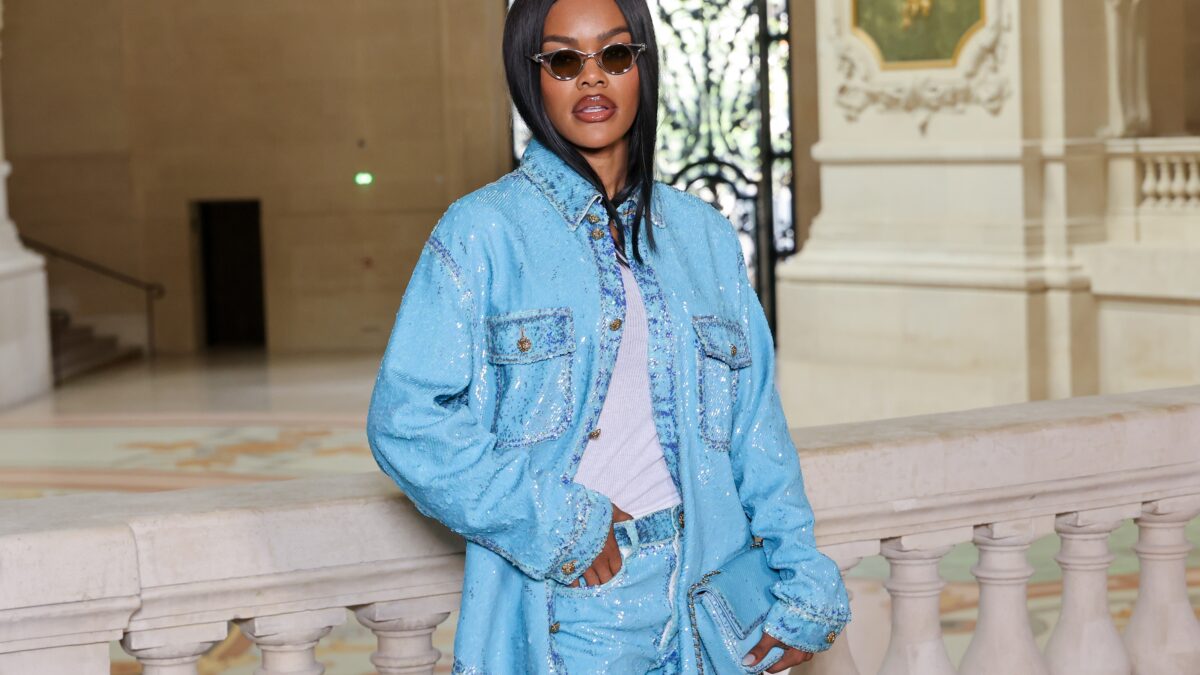 Teyana Taylor brilha em Paris com conjunto azul de paetês no desfile da Chanel