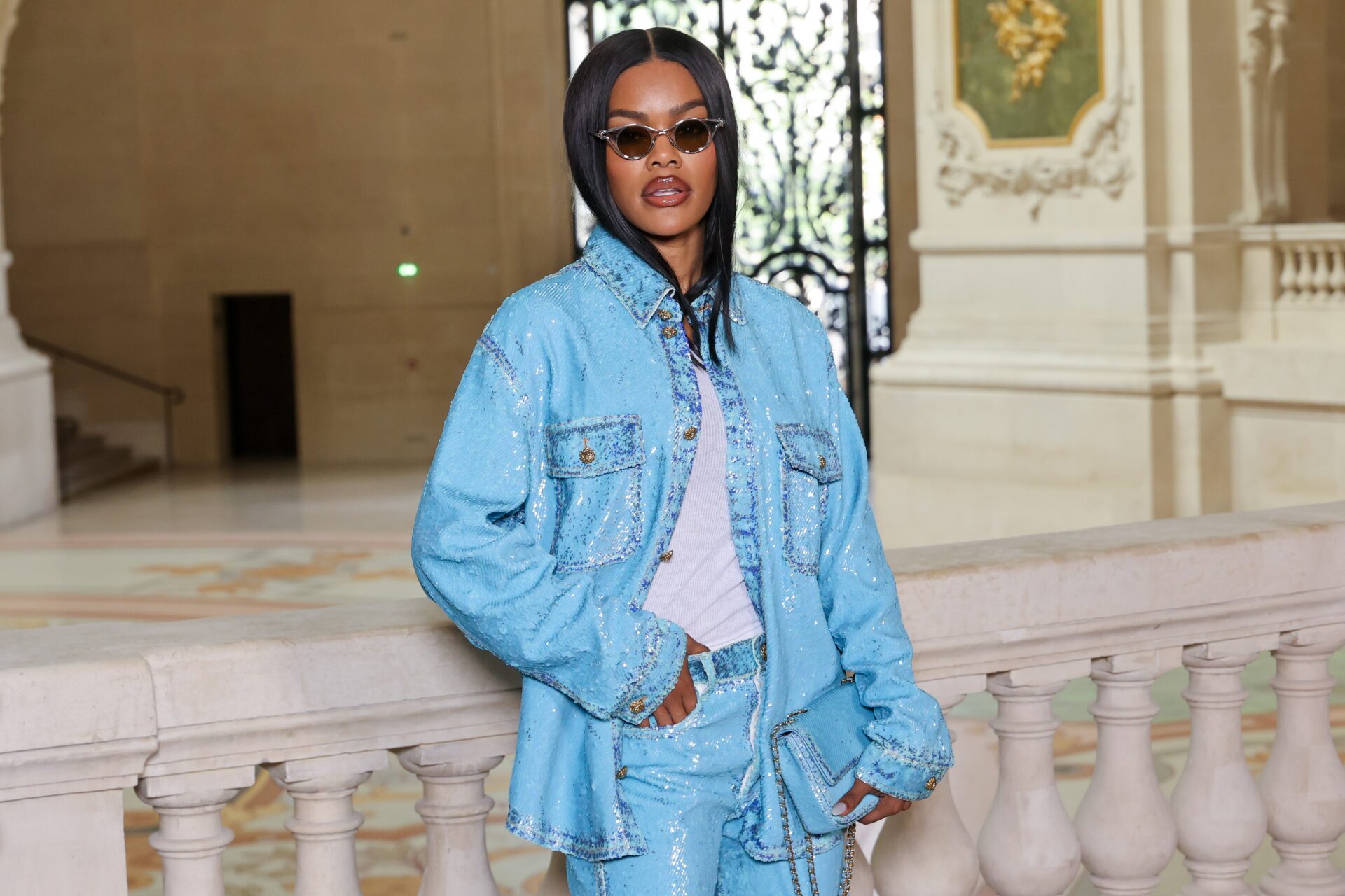 Teyana Taylor brilha em Paris com conjunto azul de paetês no desfile da Chanel