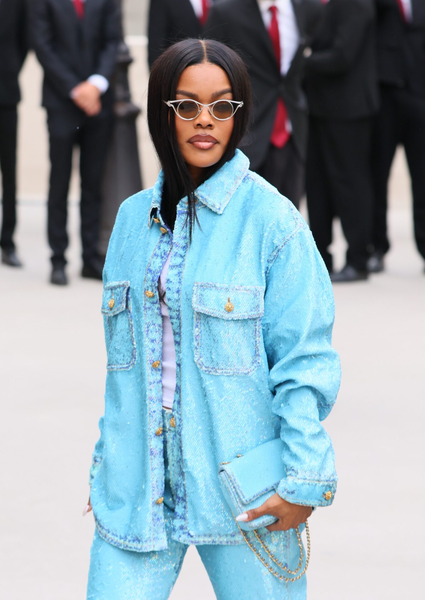 Teyana Taylor impressiona com look de 'armadura' no desfile da Ashi Studio em Paris