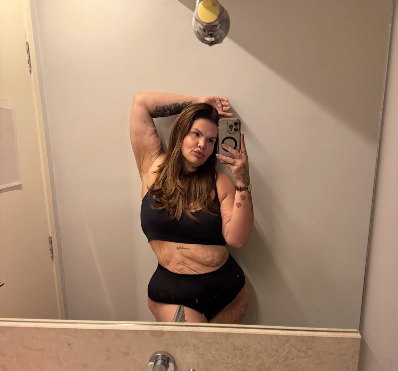 Thais Carla exibe corpo transformado em selfies de lingerie e fala sobre emagrecimento