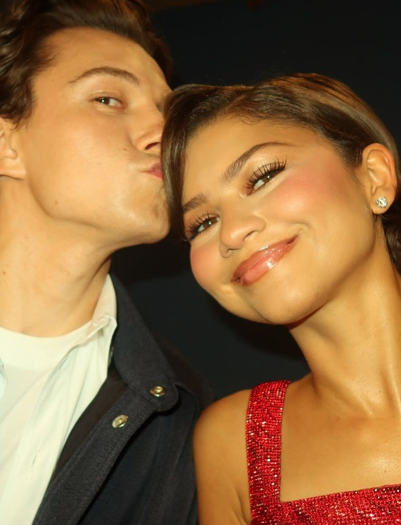 Tom Holland chama Zendaya de 'esposa' e fala sobre planos de viagem à Grécia