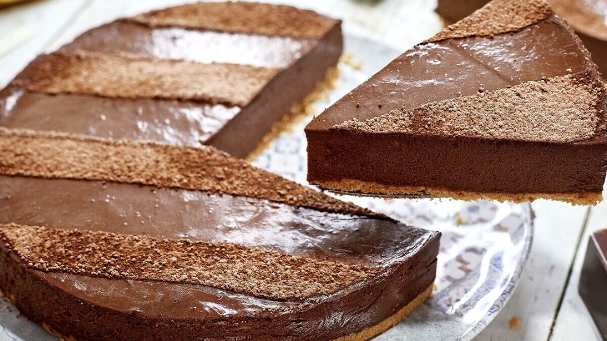 Torta de chocolate cremosa promete surpreender na sua sobremesa!