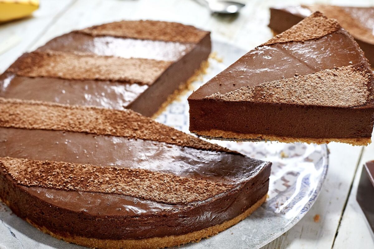 Torta de chocolate cremosa promete surpreender na sua sobremesa!