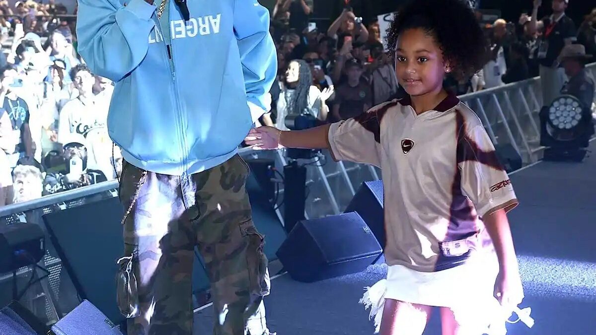 Travis Scott e filha Stormi encantam público durante show no Fanatics Fest em NY