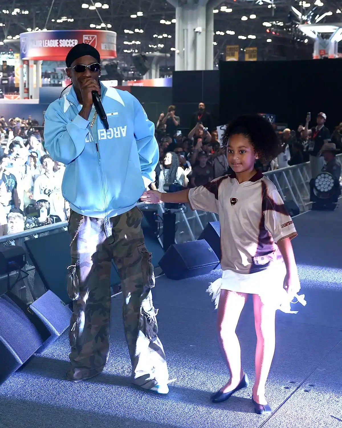 Travis Scott e filha Stormi encantam público durante show no Fanatics Fest em NY