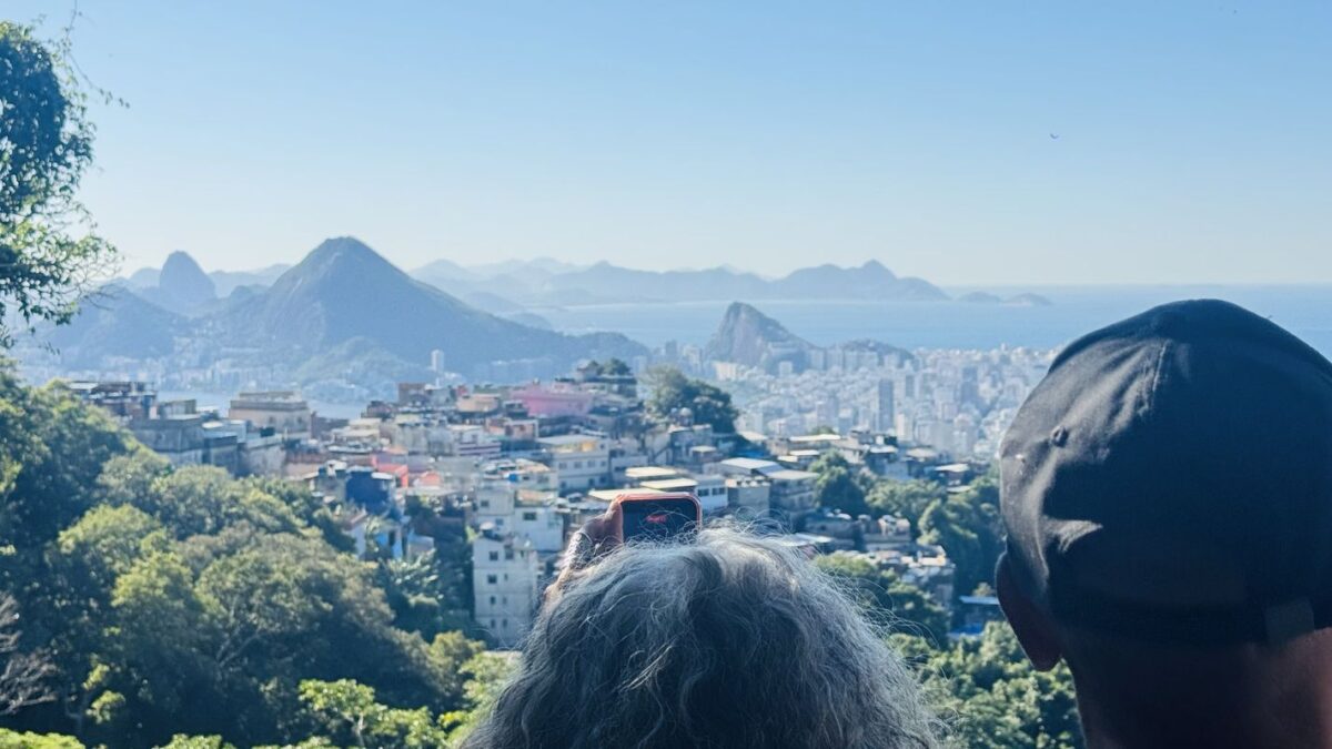 Trilha na Rocinha revela Mata Atlântica e história de recuperação ambiental no Rio