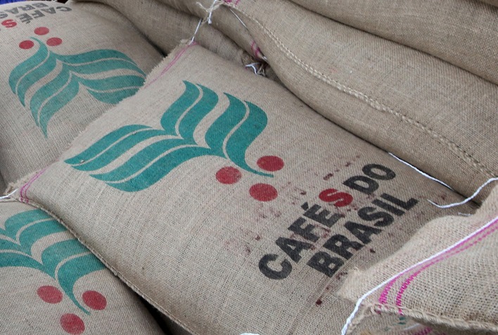USDA prevê safra mundial recorde de café em 2026/27, com Brasil liderando produção