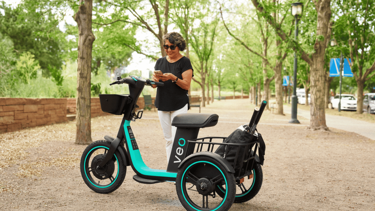 Veo lança triciclo elétrico Rover em Denver para promover inclusão na micromobilidade