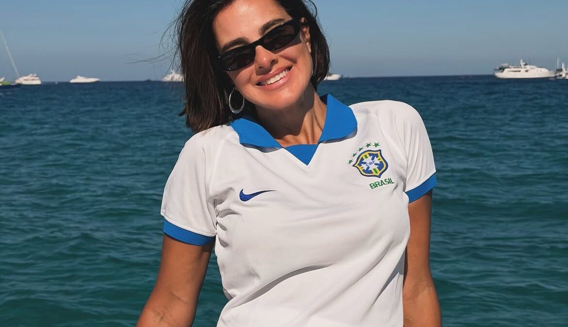 Vera Viel curte férias na França com camiseta da Seleção Brasileira