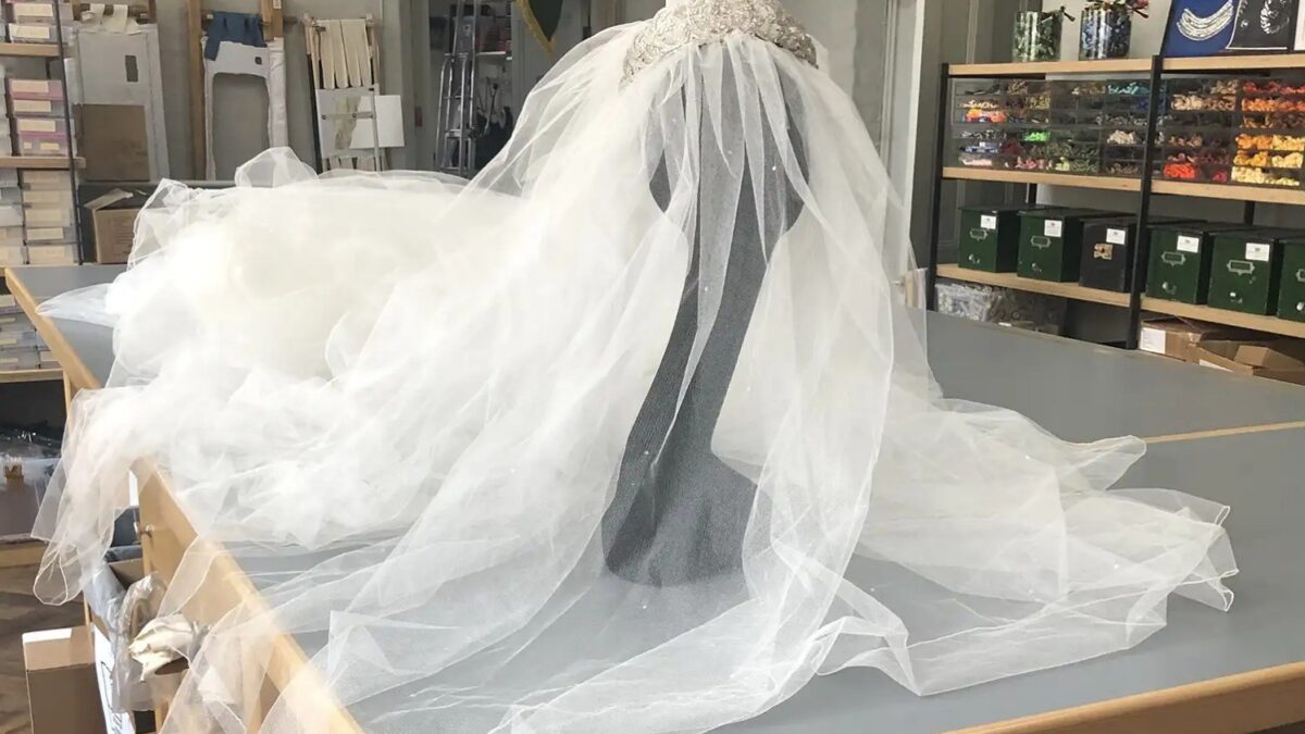 Véu do casamento da Princesa Diana é recriado após 45 anos e resgata a magia do vestido icônico