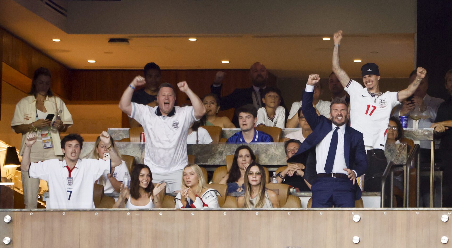 Victoria Beckham comemora gol da Inglaterra ao lado da família na semifinal da Copa do Mundo