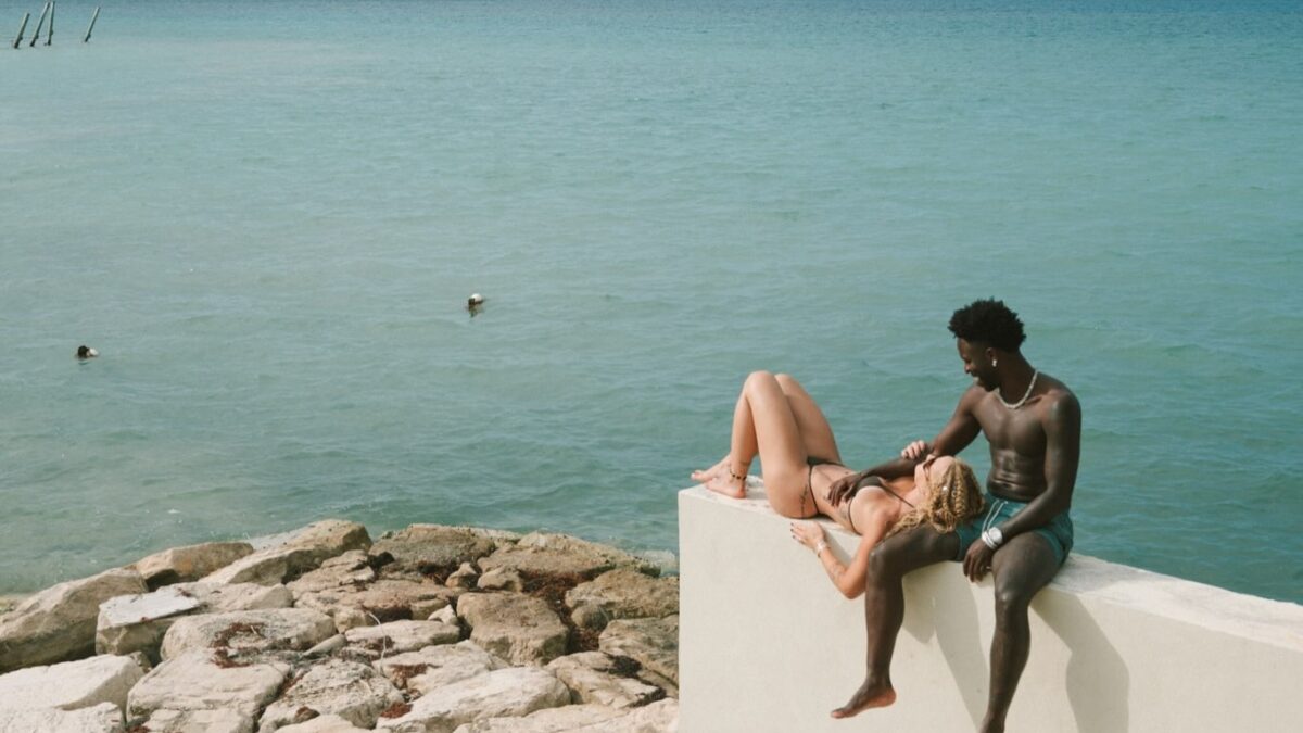 Vini Jr. compartilha momentos românticos com Virginia durante férias na Jamaica