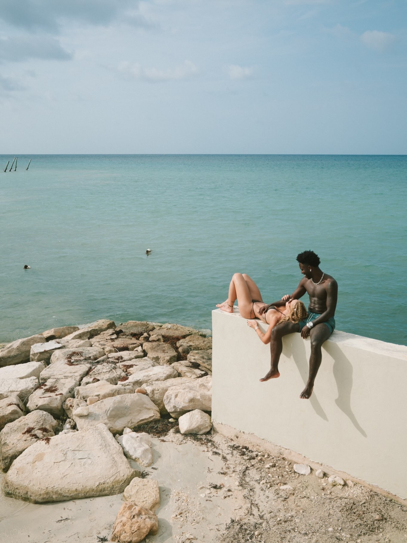 Vini Jr. compartilha momentos românticos com Virginia durante férias na Jamaica