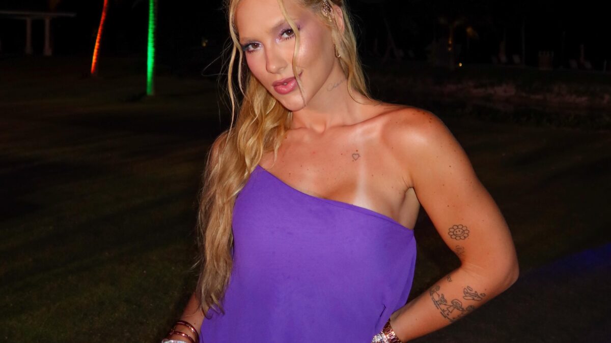 Virginia brilha em festa roxa em Montego Bay com look elegante e tranças estilosas